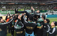 [포토]전북 거스 포옛 감독, 다시 한 번 우승 헹가래