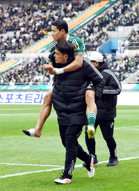 [포토]부상으로 업혀 나가는 전북 김태환