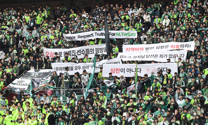 ‘낯 뜨거운 시상 순간’ 심판상 받는데 돌아온 건 격한 야유뿐…땅에 떨어진 K-심판의 권위와 신뢰[SS현장]