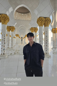 정해인, 아부다비 모스크서 살인 미소 발산