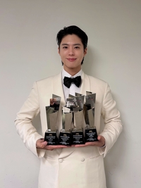 박보검, ‘2025 AAA’ 5관왕 위엄 “위로·따뜻함 드려 행복”