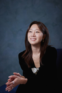 “하정우 개그에 물렸다” 공효진, 13년 만에 ‘윗집사람들’로 케미 폭발 [SS인터뷰]