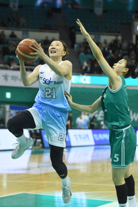 [포토] 슛 시도하는 김진영