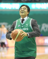 [포토] 시구하는 대전 황선홍 감독