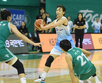 [포토] 패스하는 신지현