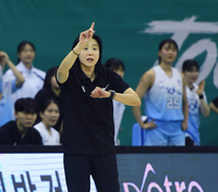 [포토] 작전 지시하는 최윤아 감독