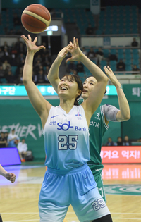 [포토] 미미 루이-양인영 ‘치열한 볼다툼’