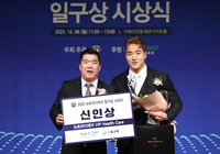 “골글+신인상 함께 수상 받는데요~” MC의 깜짝 스포(?)에 안현민이 남긴 ‘재치 넘친’ 답변 [SS백스톱]