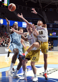 [포토]소노-정관장, 리바운드를 잡아라!