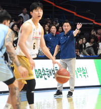 [포토]작전 지시하는 정관자 유도훈 감독