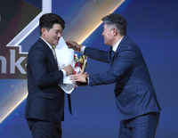 [포토] 노경은 페어플레이상 축하해 주는 이숭용 감독