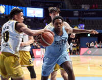 [포토]리바운드 다투는 아반도와 나이트(소노-정관장)