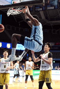 [포토]덩크 꽂아넣는 소노 나이트