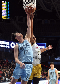 [포토]소노 최승욱의 공격 리바운드