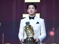 [포토] 삼성 구자욱, 외야수 골든글러브 수상