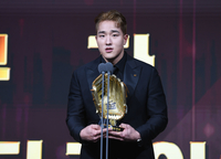 [포토] KT 안현민, 외야수 골든글러브 수상