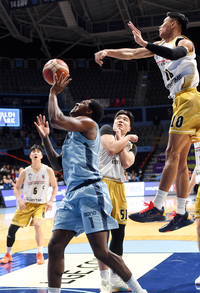 [포토]탄력 넘치는 정관장 아반도의 슛블록