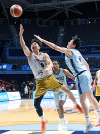 [포토]정관장 박지훈의 골밑 득점