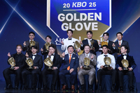 [포토] 하트 포즈 취하는 골든글러브 주인공들