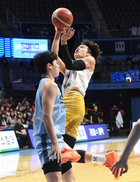 [포토]힘겹게 슛하는 정관장 박정웅