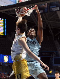 [포토]림을 부술 듯한 나이트의 덩크