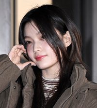 아일릿 이로하, Y2K 무드 카고 데님+크롭 재킷으로 완성한 스트릿 캐주얼 [이주상의 e파인더]