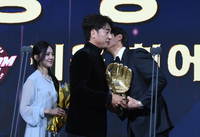 [포토] 이택근 목에 입맞춤 하는 송성문