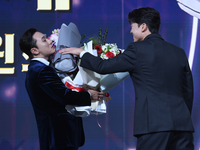 [포토] 신민재 ‘꽃이 너무 많아’