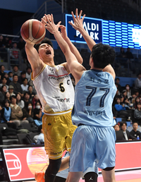 [포토]공 놓치는 정관장 박지훈