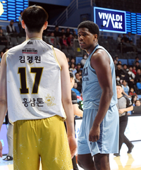 [포토]김경원 노려보는 나이트(소노-정관장)