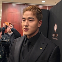 이런 모습은 또 신인답네…안현민, 야구할 땐 ‘긴장이 뭐예요?’→시상식 단상만 올라서면 “초점이 없어져요~” [2025 GG]