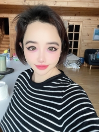 ‘활동 중단’ 박봄, SNS로 근황 공개... 다시 짙어진 아이라인에 화사한 미소!