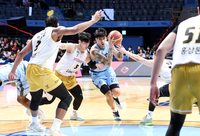 [포토]정관장의 골밑으로 파고드는 소노 켐바오