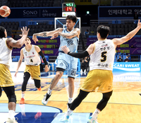 [포토]패스 내주는 소노 켐바오