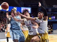 [포토]소노-정관장, 치열한 리바운드 다툼