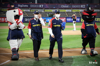 낭만 미쳤다! 4년 전 입단 시구·시타 두 소년→KBO 최고 투타 콤비가 됐다…KT ‘03즈’의 성장기 [SS시선집중]