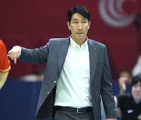 [포토] 작전 지시하는 권영민 감독