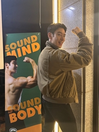 ‘타짜도기’ 이제훈, 38광땡으로 접수한 헬스장서 ‘근육 포즈’