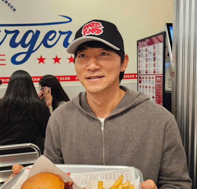 김남일, 결혼 18년 만에 일냈네...강남 한복판서 햄버거 사업