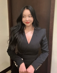 홍진영, 확 바뀐 분위기… 깊게 파인 의상으로 뽐낸 ‘글래머 자태’