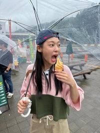 “Potato wins all!”...설현, 북해도 특산 간식에 ‘행복 미소’ 만개