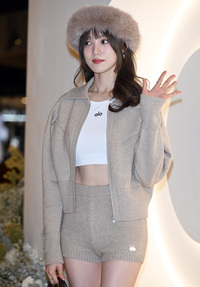 ‘알로(ALO)’ 이성경, 베이지 니트 세트업으로 완성한 겨울 애슬레저룩! [이주상의 e파인더]