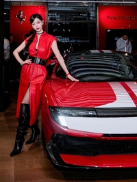 클라라, ‘페라리걸’로 변신...中 849 테스타로사 첫 공개 현장서 압도적 존재감