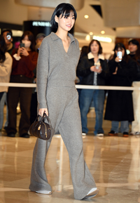 ‘알로(ALO)’ 김도연, 차콜 그레이 니트 세트업으로 완성한 도시적 애슬레저 룩! [이주상의 e파인더]