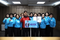 영웅시대 부산봉사방, 성금 500만 원 전달…“연말이 더 따뜻해지길”