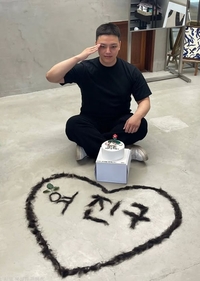 카투사 입대 D-1 여진구, 까까머리 경례…머리카락 하트로 “충성”