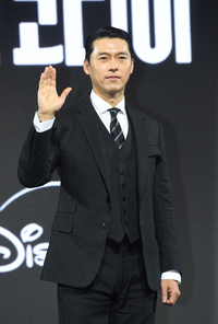 [포토]손인사 건네는 현빈