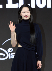 [포토]손인사 건네는 원지안