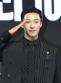 [포토]거수경례로 인사하는 우도환