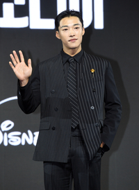 [포토]우도환, 손인사도 멋지게!